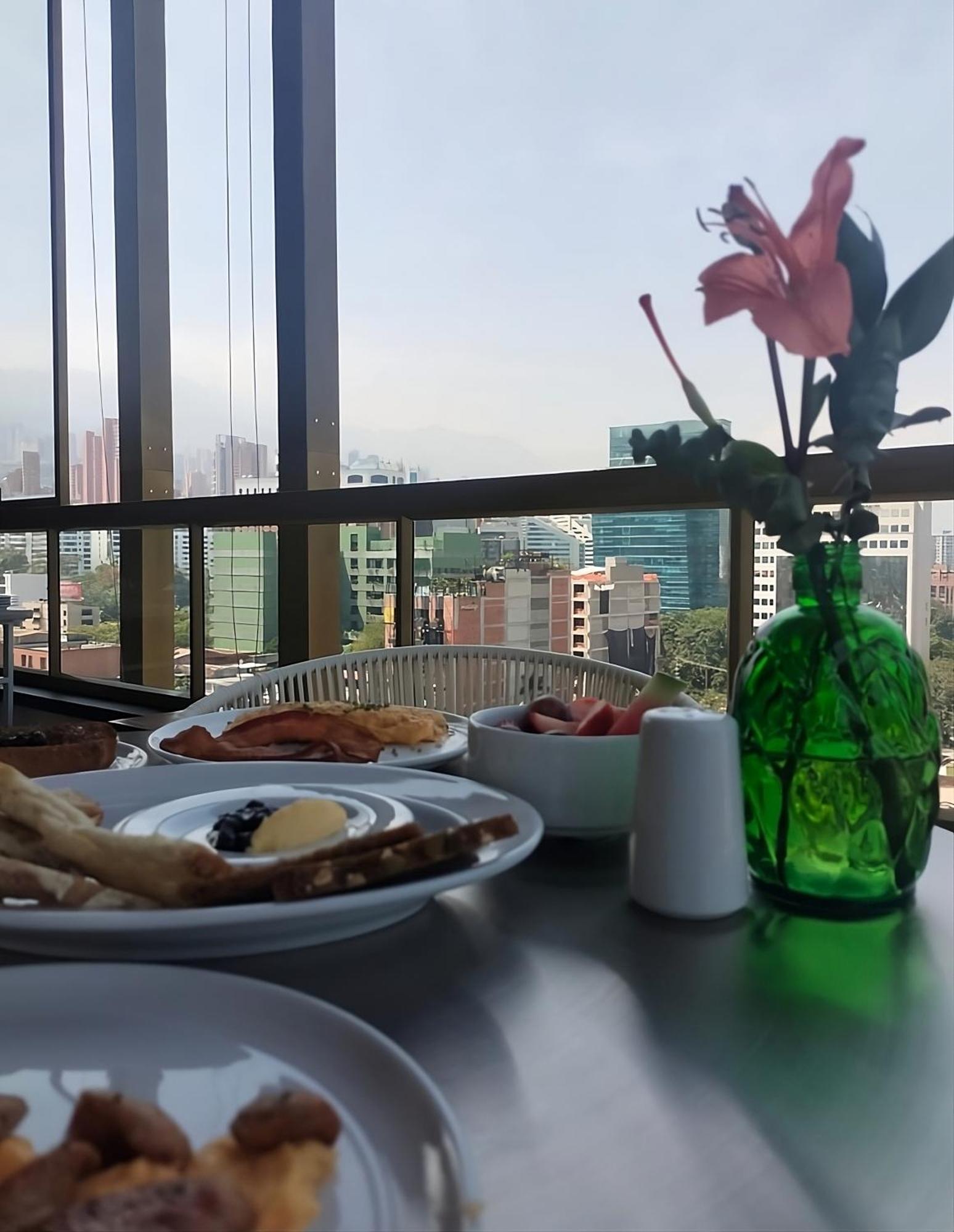 Golden Valley Hotel ميديلين المظهر الخارجي الصورة