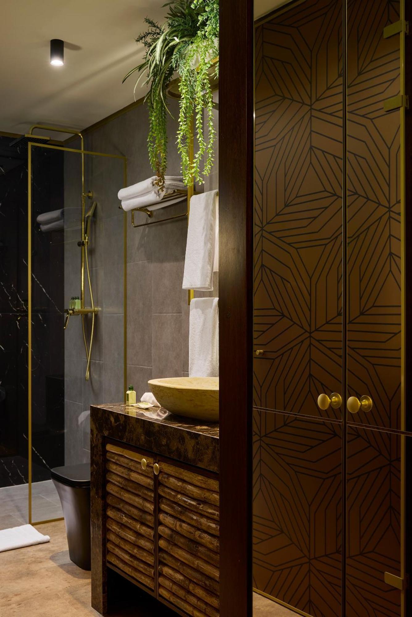 Golden Valley Hotel ميديلين المظهر الخارجي الصورة