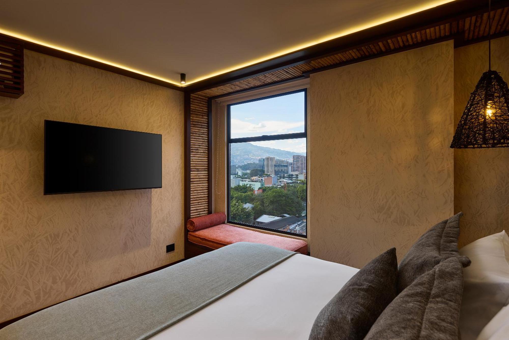 Golden Valley Hotel ميديلين المظهر الخارجي الصورة